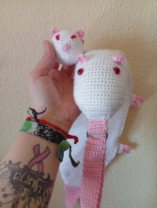 Riñonera rata crochet blanco y rosa