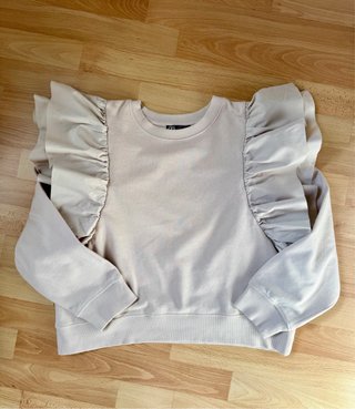 Sudadera beige con volantes