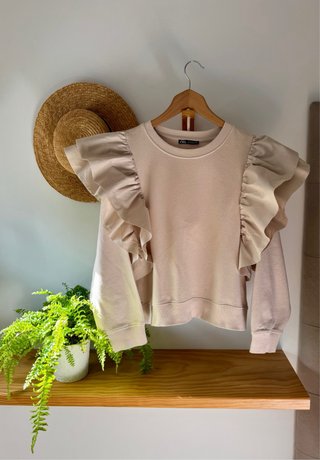 Sudadera beige con volantes