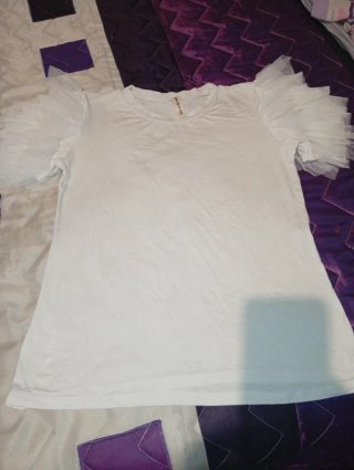 Camiseta blanca con volantes.SOLO ENVIOS