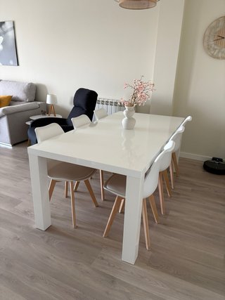 Mueble de salón blanco y madera