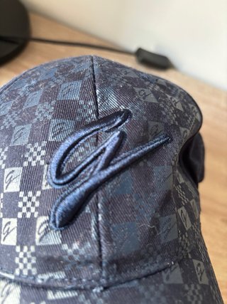 Gorra azul con diseño a cuadros