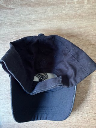 Gorra azul con diseño a cuadros