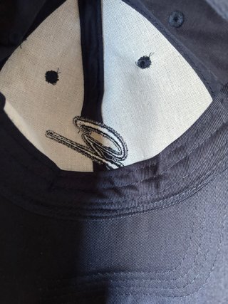 Gorra azul con diseño a cuadros