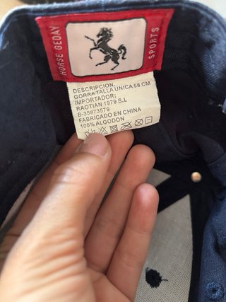 Gorra azul con diseño a cuadros