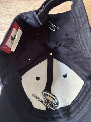 Gorra azul con diseño a cuadros