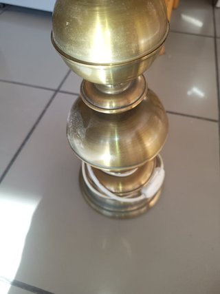 Lámpara de mesa antigua beige y dorada