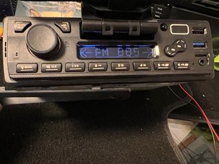 Radio de coche negra y azul