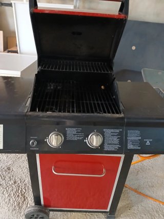 Barbacoa de gas negra y roja