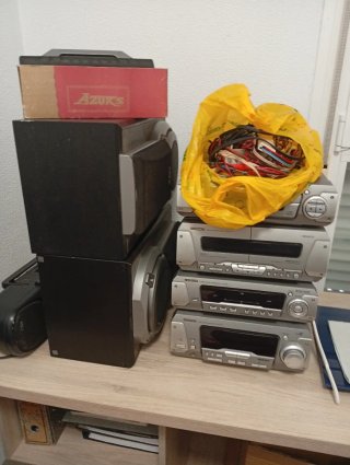 Equipo de música Technics con altavoces