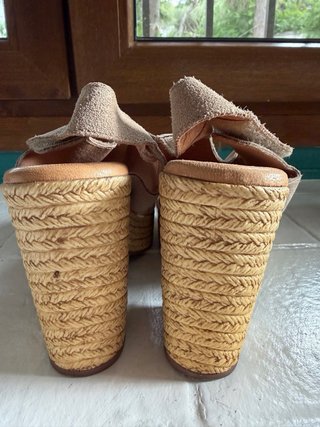 Sandalias cuña beige
