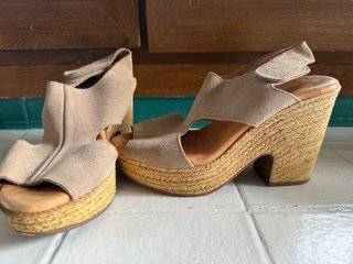 Sandalias cuña beige