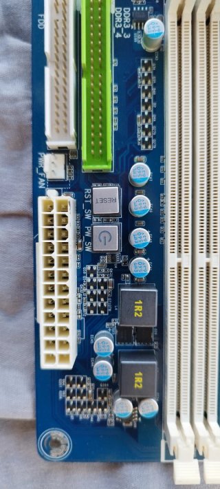 Placa Base Gigabyte GA-MA790FXT-UD5P