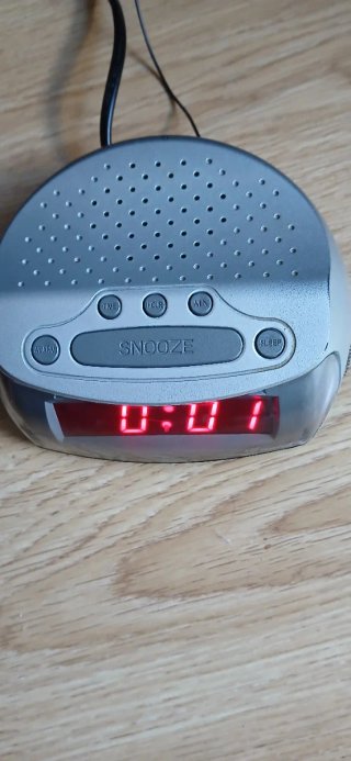 Radio Reloj Despertador Eléctrico Gris