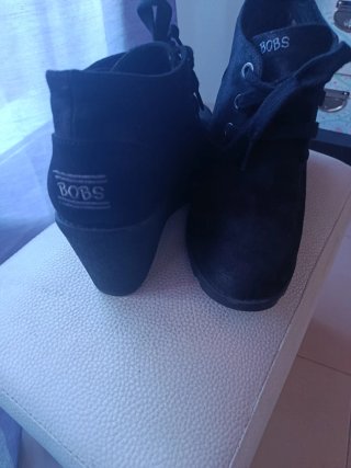 Botines Skechers Negros con Cordones