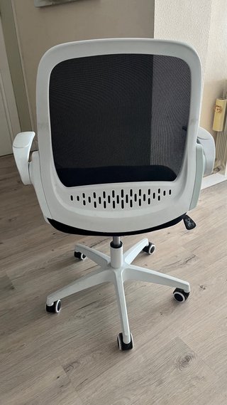 Silla de oficina ergonómica blanca y negra