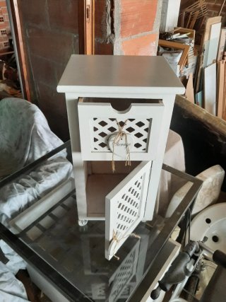 Mesita de noche de madera blanca