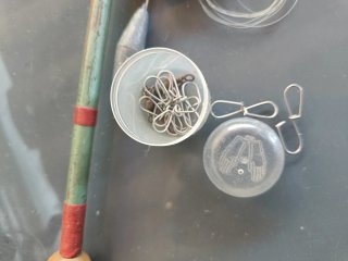 Caña de pescar con carrete y accesorios