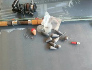 Caña de pescar con carrete y accesorios