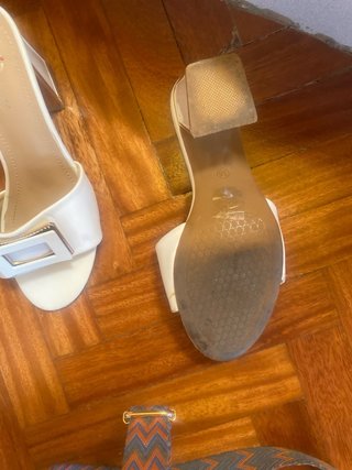 Sandalias tacón blancas con detalle dorado