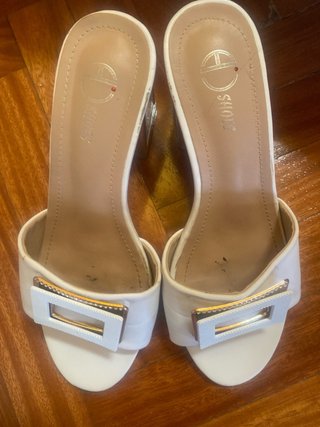 Sandalias tacón blancas con detalle dorado