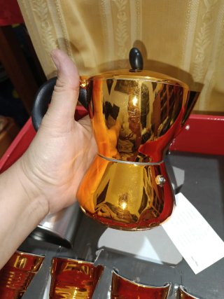 Set Caffettiera Oro, Tazze Rosse e Porta Caffè