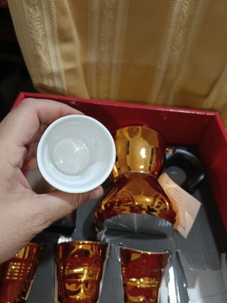 Set Caffettiera Oro, Tazze Rosse e Porta Caffè