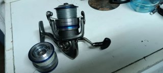 Carrete Daiwa Megaforce 4000A + Bobina+ Dos cañas