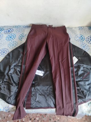 Traje premium color vino/burdeos de Isaac Dewhirst