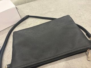 Bolso negro con diseño de rosas