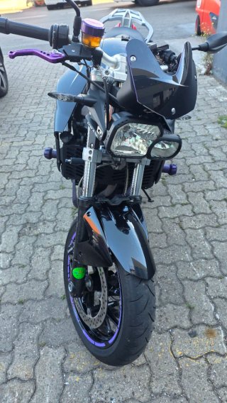 BMW F800R Negra y Morada