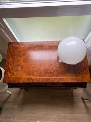 Mesa auxiliar de madera con ruedas