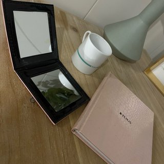 Espejo, cuaderno y taza Tous .