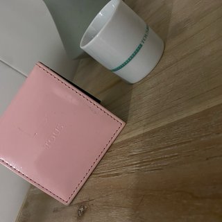 Espejo, cuaderno y taza Tous .