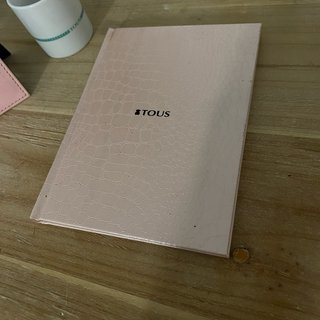Espejo, cuaderno y taza Tous .