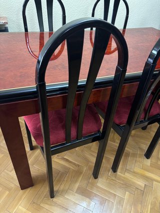 Silla comedor clásica madera negra y tapizado rojo