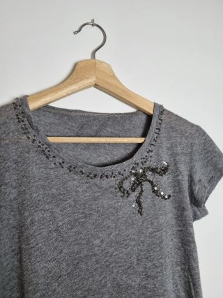 Camiseta gris con detalle de pedrería para mujer