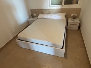 Cama de matrimonio de madera con mesitas i somier