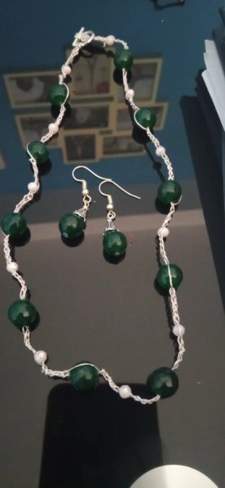 Collar y pendientes verdes con plata