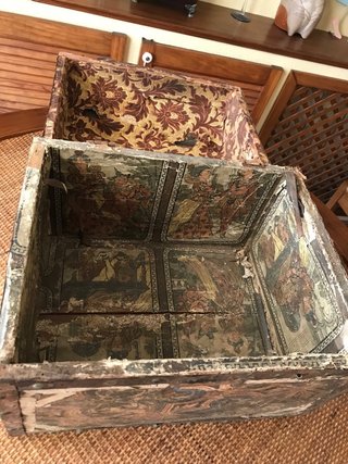 Arcón antiguo de madera y metal
