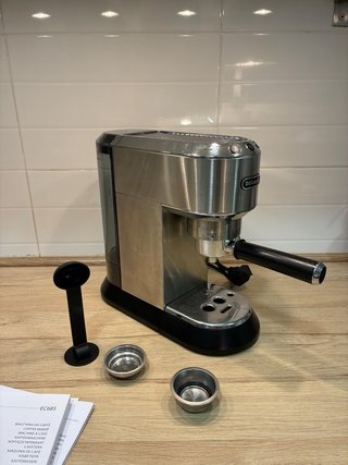 Cafetera Delonghi Dedica EC685 Plata