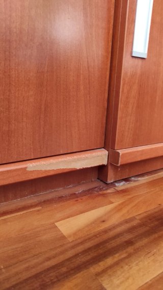 Mueble de salón con vitrina.