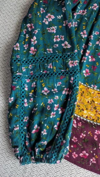 Camisa flores y fondo de color diferente. Bershka