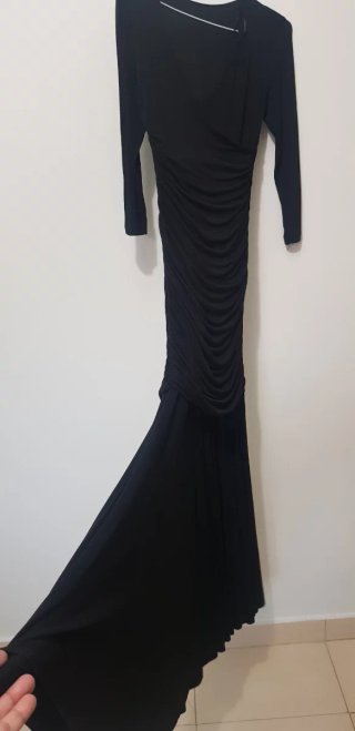 Vestido negro largo drapeado