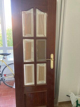 Puerta de madera con cristales