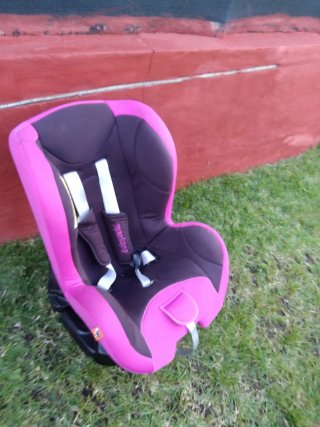Silla de coche para bebé rosa y negra