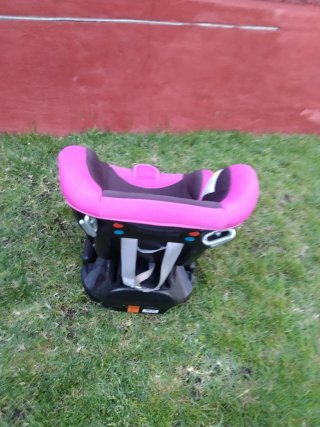 Silla de coche para bebé rosa y negra