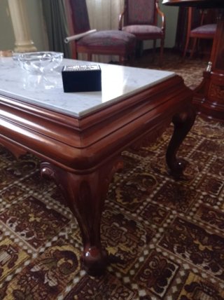 Mesa de centro de madera y mármol