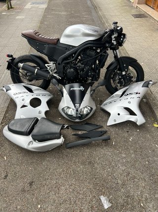 Triumph Daytona Cafe Racer Marrón/Blanco