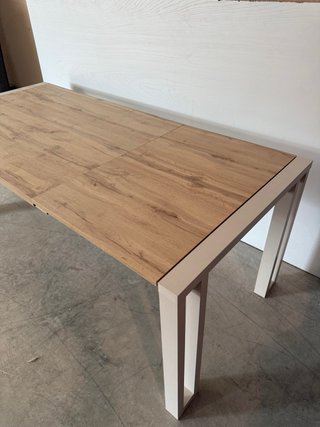 Mesa extensible de madera y metal